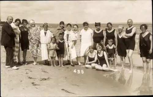 Foto Ak Seebad Binz auf Rügen, Badegäste am Strand, Gruppenbild in Bademoden