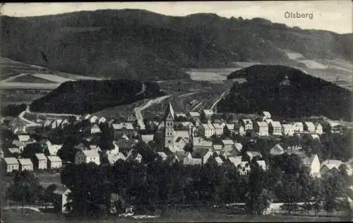 Ak Olsberg im Sauerland, Landschaft mit Kirchengebäude, Häuseransicht, Gebirge im Hintergrund