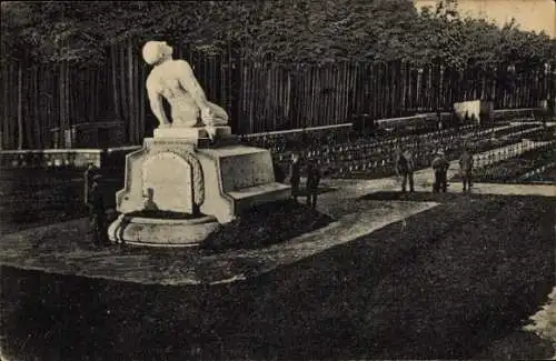 Ak Grafenwöhr in der Oberpfalz Bayern, Statue, Soldaten, Gefangenenfriedhof, Baumreihe