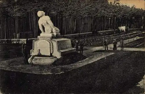 Ak Grafenwöhr in der Oberpfalz Bayern, Skulptur, Soldaten, Friedhof, Truppenübungsplatz, Natur