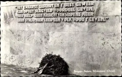 Ak Belsen Bergen in der Lüneburger Heide, Monument, Ehrenkranz