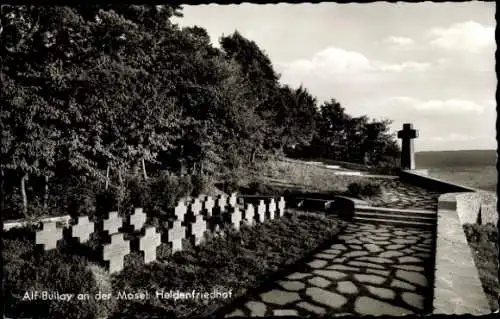 Ak Bullay an der Mosel, Heldenfriedhof