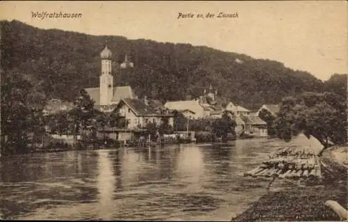 Ak Wolfratshausen in Oberbayern,  Partie an der Loisach, Flusslandschaft, Kirchturm