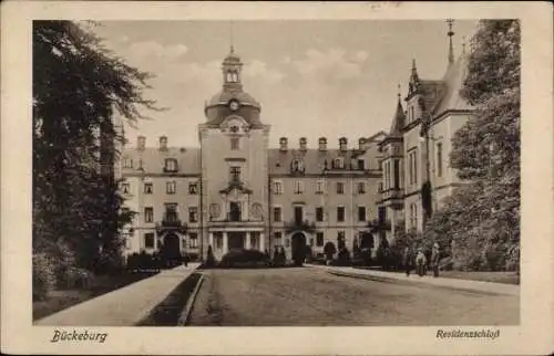 Ak Bückeburg im Kreis Schaumburg, Schloss   Architektur, gepflegte Gartenanlagen, Menschen auf de