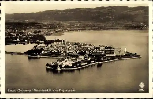 Ak Lindau am Bodensee Schwaben, Gesamtansicht der Stadt, Fliegeraufnahme
