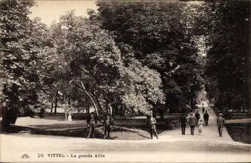 Ak Vittel Lothringen Vosges, Parklandschaft, Bäume, Spaziergänger, große Allee