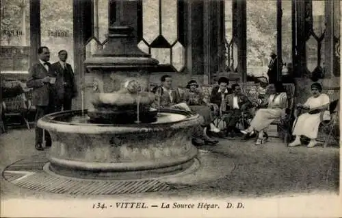 Ak Vittel Lothringen Vosges, La Source Hépar,  Quelle, Menschen sitzen, entspannte Atmosphäre
