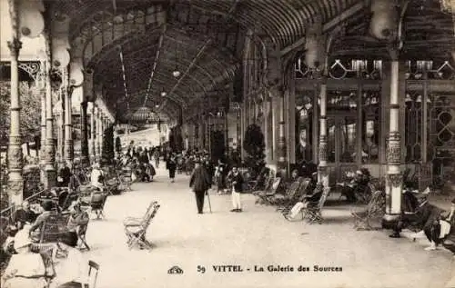 Ak Vittel Lothringen Vosges, Galerie des Sources, Menschen, Sitzgelegenheiten,  Architektur