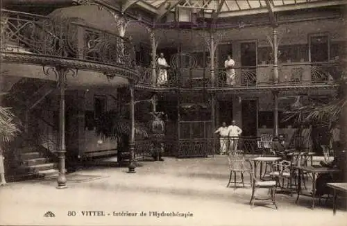 Ak Vittel Lothringen Vosges, Innensicht der Hydrotherapie, zweistöckige Architektur, zahlreiche S