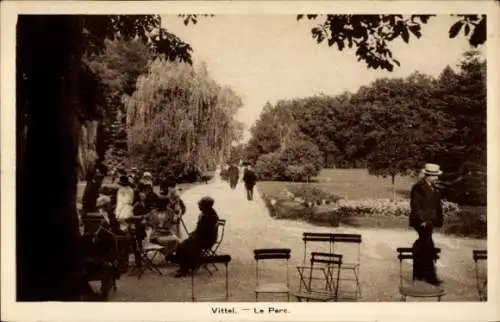 Ak Vittel Lothringen Vosges, Parkszene mit Menschen, Bäumen, Stühlen, ruhige Atmosphäre