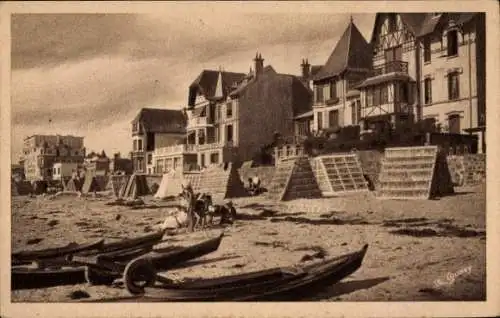 Ak Agon Coutainville Manche, Strand mit Villen, Fischerboote, Terrasse, Grand-Hotel im Hintergrun