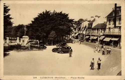 Ak Quiberon Morbihan, Platz Hoche,  Gebäude, Autos, Spaziergänger, Bäume