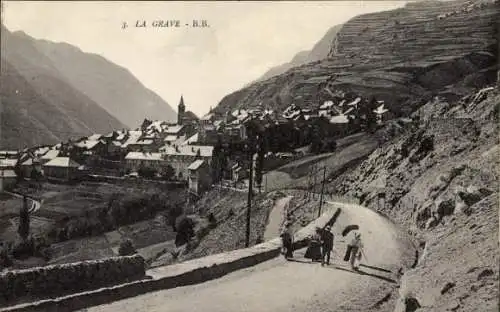 Ak La Grave Hautes Alpes, Panoramablick auf  Gebirgshorizont, Bürger, Häuser