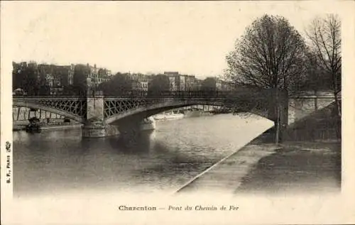 Ak Charenton le Pont Val de Marne, Brücke über den Fluss, Häuser im Hintergrund, menschenleere La