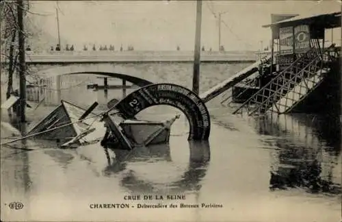 Ak Charenton le Pont Val de Marne, Überschwemmung, Hafen, Boote,  Menschen auf der Brücke, Werbun