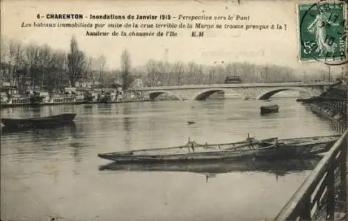 Ak Charenton le Pont Val de Marne, Inondations de Janvier 1910, Perspektive zum Pont, Boote im Wa