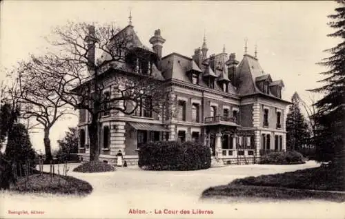 Ak Ablon Calvados, Historisches Gebäude, Garten, Bäume, Spaziergängerin