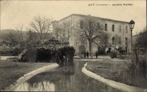 Ak Apt Vaucluse, Jardin Public, Gebäude im Hintergrund, fließendes Wasser, Bäume, Spaziergänger