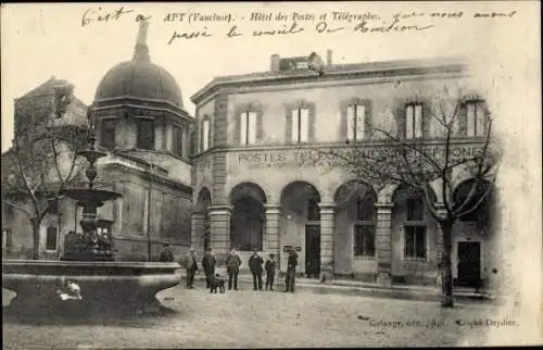 Ak Apt Vaucluse, Hôtel des Postes et Télégraphes, Brunnen, Personen vor Gebäude