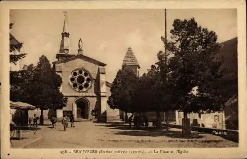 Ak Beauvezer Alpes de Haute Provence, Kirche, Platz, Bäume, Sommerstation,  Architektur