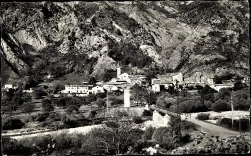 Ak Prads Alpes de Haute Provence, Dorfansicht, Gebirgslandschaft, Brücke, Altbau, 