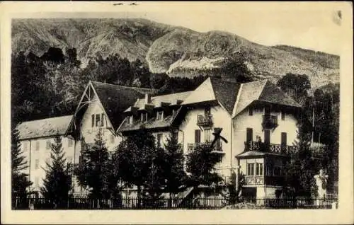 Ak Beauvoir Isère, Hotel mit Berghintergrund, Bäume, r Stil, monochrom Schwarz-Weiß