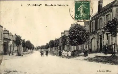 Ak Maignelay Montigny Oise, Rue de la Madeleine, Bäume, Bürgersteig, Häuser, Männer, Frauen, Kind