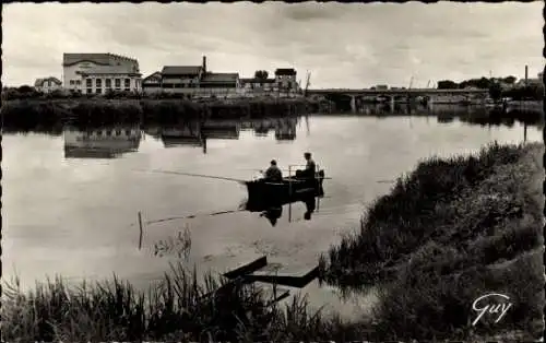 Ak Montereau Seine et Marne, Fischerboot auf einem Fluss, Gebäude im Hintergrund, ruhige Landscha