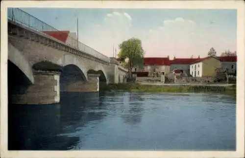 Ak Chasseneuil du Poitou Vienne, Brücke über den Fluss, ruhige Landschaft, Gebäude im Hintergrund