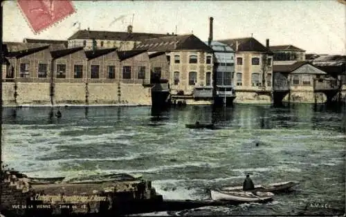 Ak Mehun sur Yèvre Cher, Bild zeigt Fabrikgebäude an einem Fluss, Boot auf dem Wasser, Poststempe