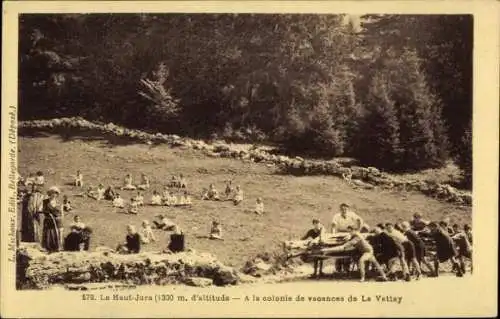 Ak Lons le Saunier Jura, Gruppen aus Kindern, Jugendliche im Freien, Berglandschaft, Sommerlager