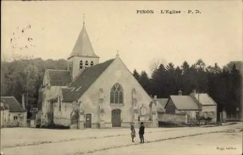 Ak Pinon Aisne, Kirche, zwei Personen, ländliche Umgebung, Schwarz-Weiß Aufnahme