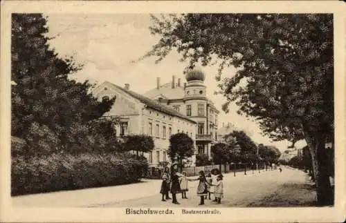 Ak Bischofswerda in Sachsen,  Bautznerstraße,  Gebäude, Spaziergang