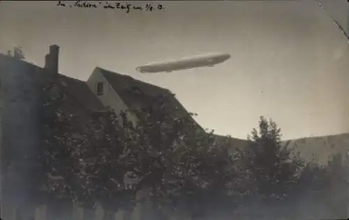 Foto Ak Zeitz im Burgenlandkreis, Zeppelin Luftschiff Sachsen über der Stadt, 3.8.1913