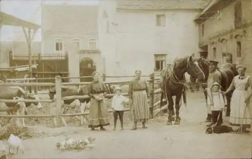 Foto Ak Grötz Zörbig in Anhalt, Familie auf einem Gehöft, Pferde, Kühe, Enten