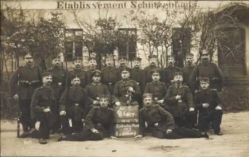 Foto Ak Radeburg in Sachsen, Etablissement Schützenhaus, Inf. Regt 102, 4. Korp., Rekr. Depot 102