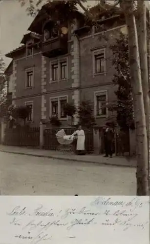 Foto Ak Heidenau in Sachsen, Wohnhaus, Frau mit Kinderwagen