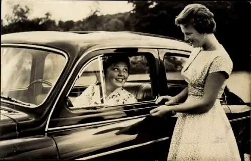 Ak Prinzessinnen Beatrix und Irene der Niederlande, Automobil, Soestdijk 1958