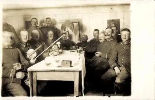 Foto Ak Soldaten in Uniform in der Stube, Biergläser, 1. Weltkrieg