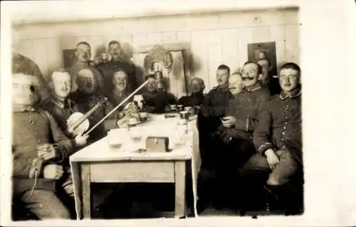 Foto Ak Soldaten in Uniform in der Stube, 1. Weltkrieg