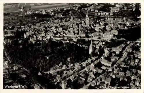 Ak Warburg in Westfalen, Luftaufnahme von  Kirchen, Häuser, Landschaft