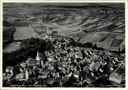 Ak Volkach am Main Unterfranken, Luftaufnahme von Volkach, Weinbaugebiete, Kirche, Häuser
