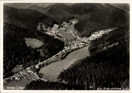 Ak Sieber Herzberg am Harz, Schwarzwaldlandschaft, Flugaufnahme, Dorfansicht, Sieber i. Harz
