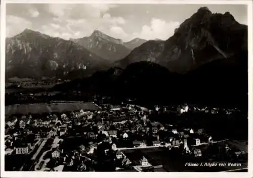 Ak Füssen im Allgäu, Blick auf  Allgäu, atemberaubende Berglandschaft,  Stadt