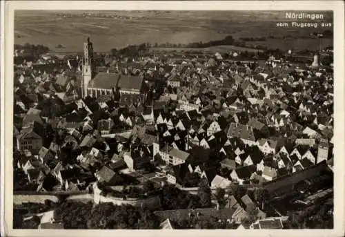 Ak Nördlingen in Schwaben, Luftaufnahme von  Kirche,  Gebäude, Stadtansicht