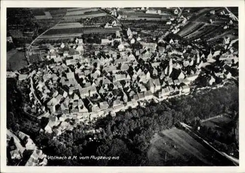 Ak Volkach am Main Unterfranken, Luftaufnahme von Volkach, Häuser, Bäume, Landschaft
