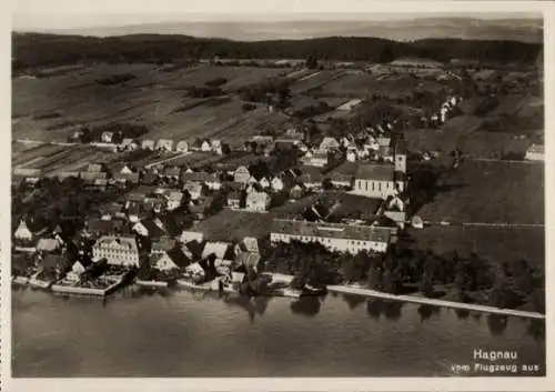 Ak Hagnau am Bodensee, Luftaufnahme von  Landschaft, Gebäude, Wasser
