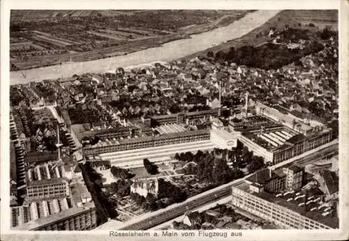 Ak Rüsselsheim am Main Hessen, Luftbild Rüsselsheim, Gebäude, Straße, Fluss
