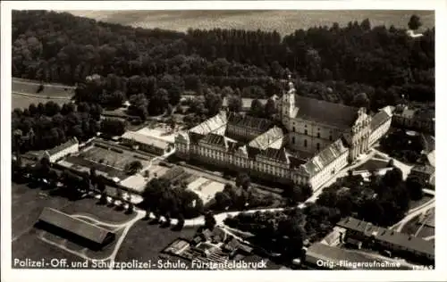 Ak Fürstenfeldbruck in Oberbayern, Polizei- Off. und Schutzpolizei-Schule, Fliegeraufnahme