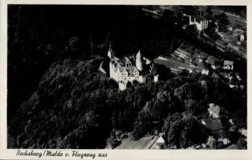 Ak Rochsburg Lunzenau in Sachsen, Luftaufnahme von  Schloss, Wald, kleine Häuser, schwarz-weiß